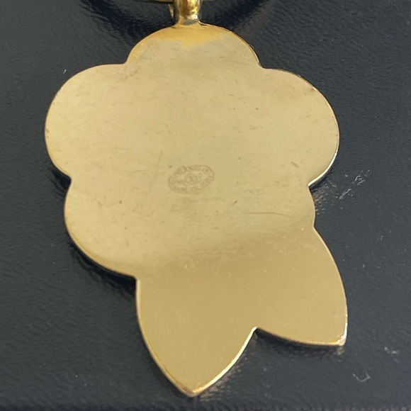 CHANEL CC Logo Camellia Gold Tone Key Ring - Picture 4 of 7